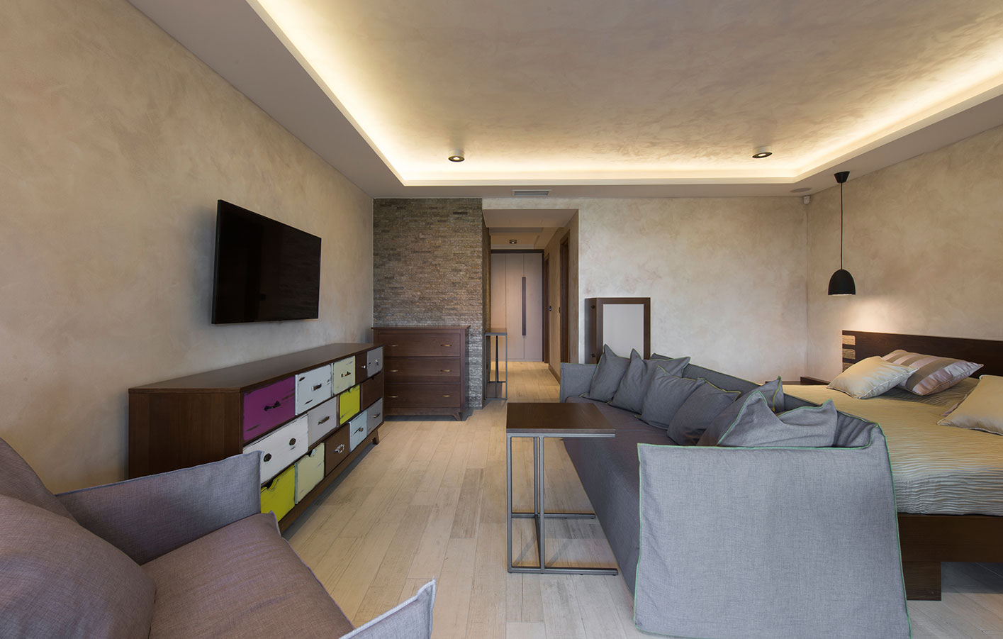 Parkettboden - Massivholzboden im Schlafzimmer Parkettboden in einem modernen Zimmer